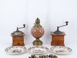 trois types différents de moulins à café anciens et de soucoupes sur fond blanc
