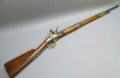un fusil doté d'un canon en bois et de garnitures en laiton