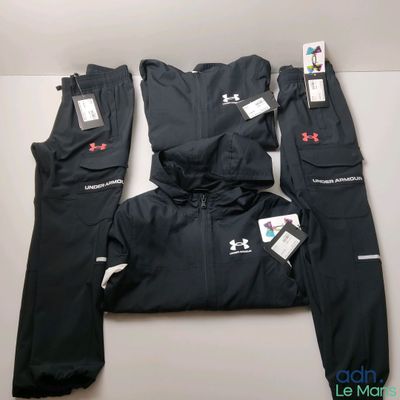 un gros plan d'une veste et d'un pantalon noirs posés sur une table