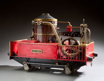 une maquette de machine à vapeur exposée sur une table