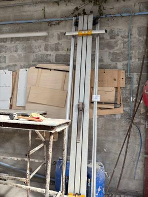 un établi au milieu d'une pièce où se trouvent de nombreux outils