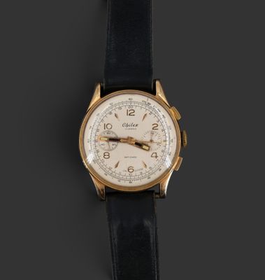 gros plan d'une montre sur une surface noire