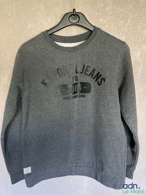 un sweat-shirt gris avec un imprimé noir sur le devant et un logo noir dans le dos