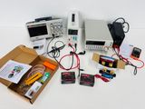 une boîte d'équipement électronique posée sur une table