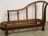 un banc en bois surmonté d'un cadre en bois