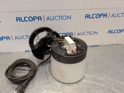 un gros plan d'une machine posée sur une table, avec un cordon d'alimentation