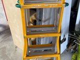 une échelle jaune qui se trouve dans un garage