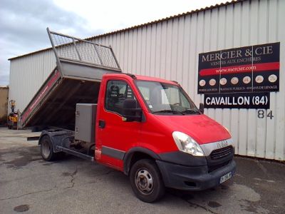 un camion rouge garé devant un bâtiment