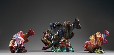trois figurines de couleurs et de tailles différentes posées sur une table
