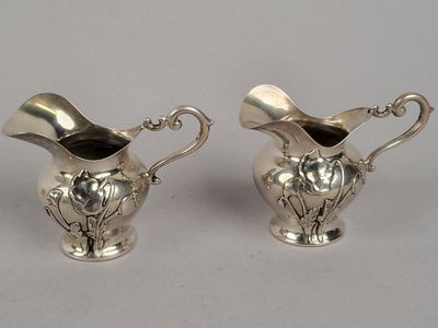paire de vases plaqués argent, munis d'anses et de poignées