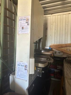 une photo d'un coin cuisine avec une cuisinière et un réfrigérateur