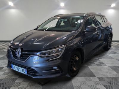 la voiture grise est garée sur un sol en damier dans le garage