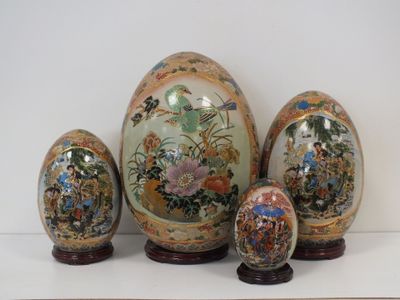 trois vases sont posés les uns à côté des autres sur une étagère