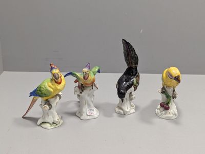 trois figurines d'oiseaux posées les unes sur les autres sur une table