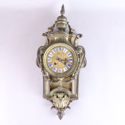 une horloge accrochée au mur sur le mur