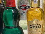 de nombreux types de bouteilles d'alcool alignés sur une table