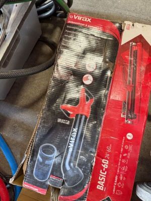 une boîte à outils posée par terre à côté d'une paire de ciseaux