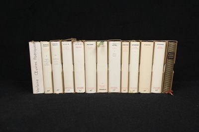 six livres sont alignés sur une surface noire