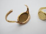 deux bagues en or avec une pièce au centre et une bague en or avec une pièce au centre