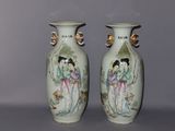 deux vases posés sur une table