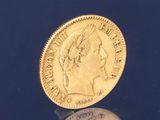 une pièce d'or avec l'image d'une femme dessus