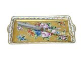 un plateau sur lequel se trouvent un couteau et des fleurs
