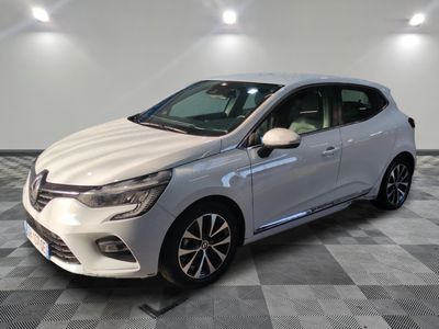 la voiture blanche est garée sur le sol à carreaux d'un garage