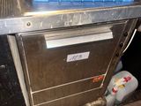 un panier bleu posé sur une cuisinière dans une cuisine