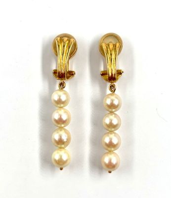 deux paires de boucles d'oreilles en perles et en or posées sur un fond blanc