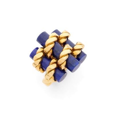 un gros plan d'une bague en or et lapis-lazuli