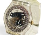 une montre en plastique dont le cadran est orné de diamants