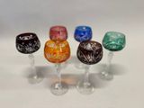 quatre verres à vin ornés de motifs de différentes couleurs sur un fond blanc