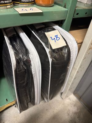 beaucoup d'articles posés sur une étagère