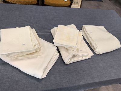 Deux nappes damassées et onze serviettes (55x55cm) chacune o…