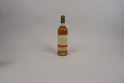 l'image d'une bouteille de vin posée sur une table blanche