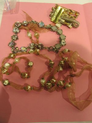 un morceau de papier rose sur lequel sont dessinés plusieurs bijoux
