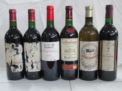 six bouteilles de vin sont alignées sur une table