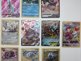 de nombreux types de cartes Pokémon accrochées au mur