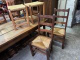 trois chaises en bois placées les unes à côté des autres autour d'une table