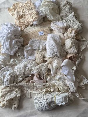 de nombreux types de dentelles sur un lit