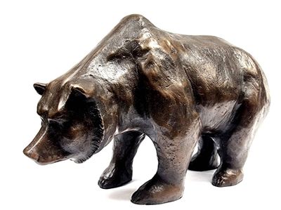 une statue représentant un ours debout sur une surface blanche