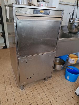 une image d'une cuisine commerciale avec des appareils en acier inoxydable