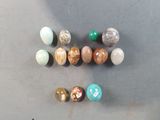 beaucoup de billes de différentes couleurs sur la table