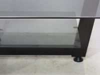 Table basse rectangulaire, le plateau en verre fumé reposant… (photo 3)