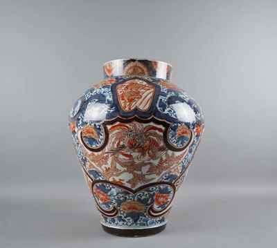 une image représentant un vase orné d'un motif floral