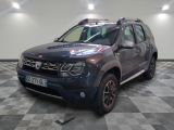 une photo d'une dacia grise garée sur un sol en damier