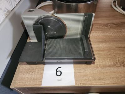 une machine posée sur une table sur laquelle est inscrit un chiffre