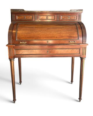 un vieux bureau en bois avec des tiroirs et des tiroirs sur le dessus