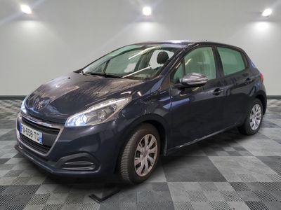 la voiture bleue est garée sur un sol en damier dans le garage