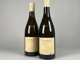 deux bouteilles de vin posées l'une à côté de l'autre sur une table